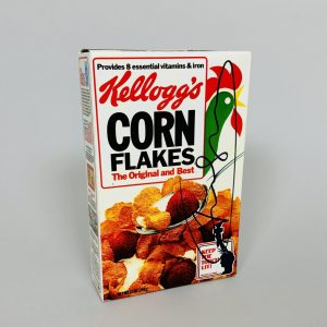 Andy WARHOL (1928-1987), Attribué à.  Kellogg’s Corn Flakes.  Boîte en carton. Signé au feutre. Cachet de la signature et cachet Warhol Collection.