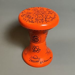 Keith HARING (1958-1990), Attribué à.  Tabouret Pop Shop – 1988.