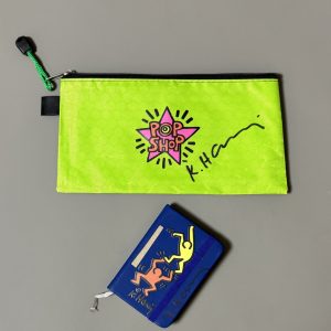 Keith HARING (1958-1990) d'Après.  Trousse Pop Shop , signé au marqueur et un carnet de note édités pour le Pop Shop Store