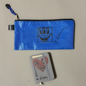 Keith HARING (1958-1990) d'Après.  Trousse Pop Shop , signé au marqueur et un carnet de note édités pour le Pop Shop Store