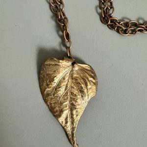 CLAUDE LALANNE (1925-2019) Pendentif Feuille 1980.