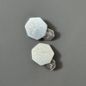 Georges MATHIEU (1921-2012). Circa 90. Boutons de manchette en argent massif 1er titre soit 925ème. Circa 1990.Signature de l’artiste sur chaque bouton. Porte le poinçon au dos de cornes d’abondance entourant le chiffre 1 suivi d’une étoile. Ce poinçon est celui utilisé par la monnaie de Paris et signifie qu’il s’agit d’argent 1er titre soit 925ème. Ces boutons font 17,6 grammes.