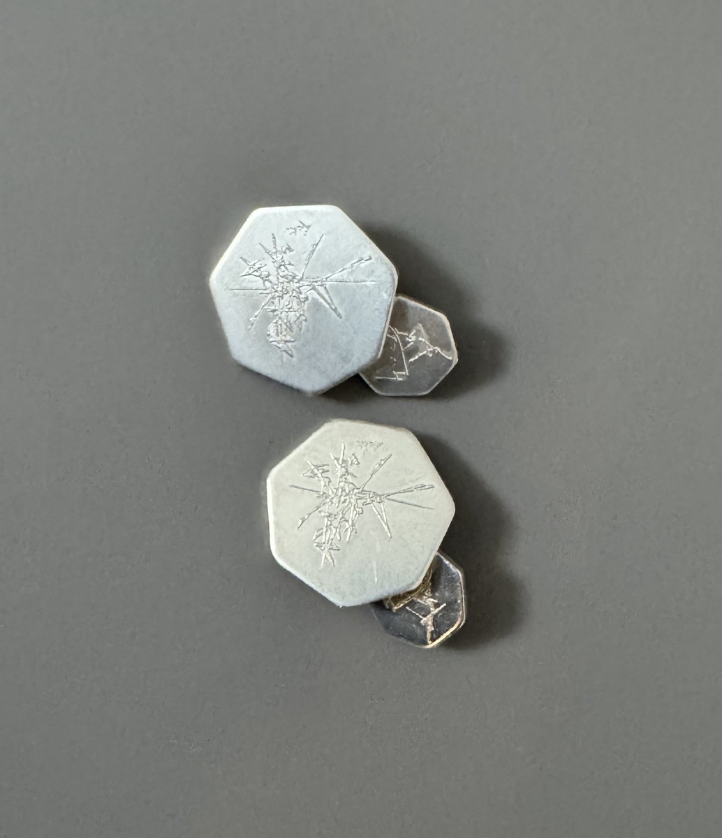 Georges MATHIEU (1921-2012). Circa 90. Boutons de manchette en argent massif 1er titre soit 925ème. Circa 1990.Signature de l’artiste sur chaque bouton. Porte le poinçon au dos de cornes d’abondance entourant le chiffre 1 suivi d’une étoile. Ce poinçon est celui utilisé par la monnaie de Paris et signifie qu’il s’agit d’argent 1er titre soit 925ème. Ces boutons font 17,6 grammes.