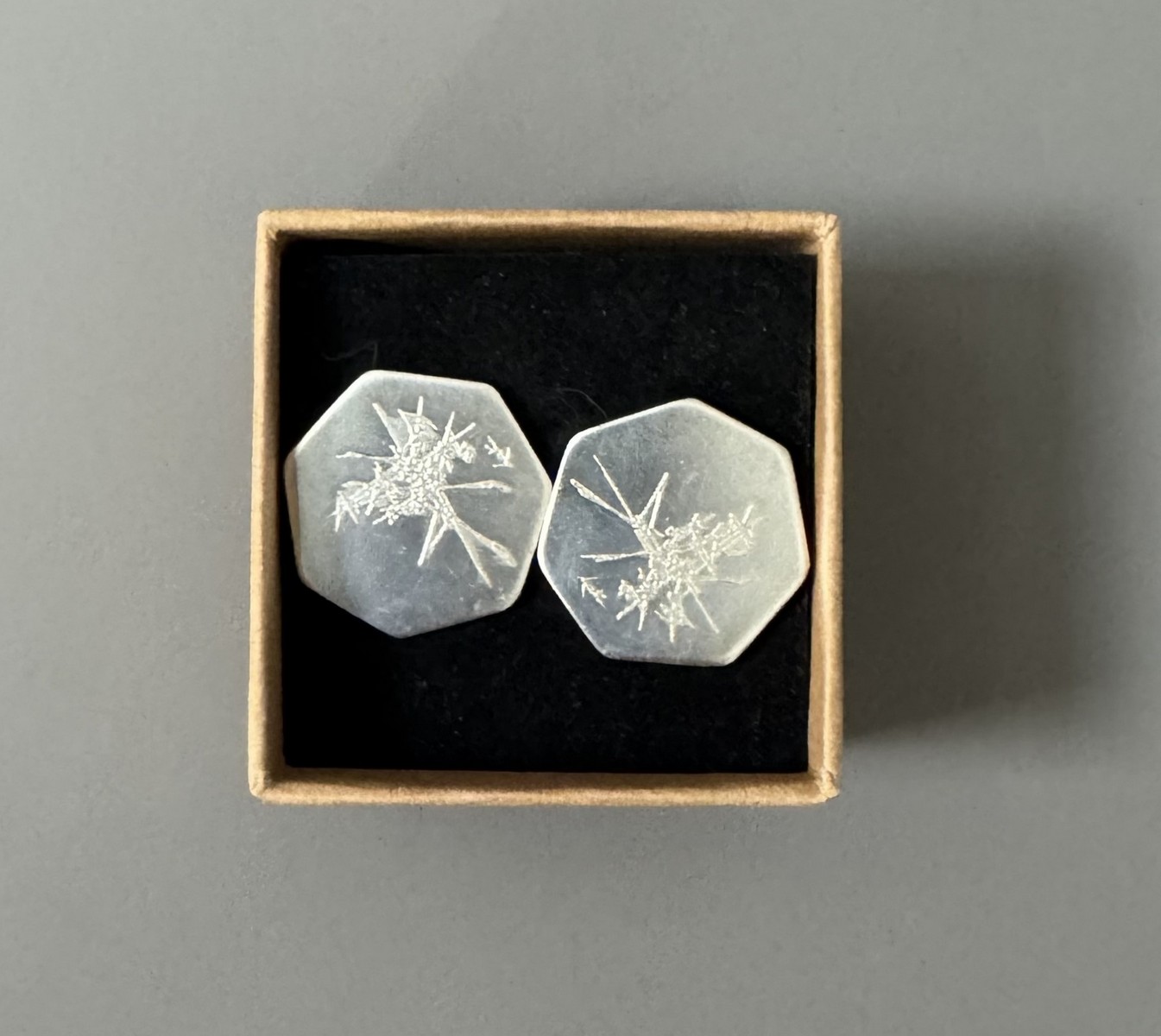 Georges MATHIEU (1921-2012). Circa 90. Boutons de manchette en argent massif 1er titre soit 925ème. Circa 1990.Signature de l’artiste sur chaque bouton. Porte le poinçon au dos de cornes d’abondance entourant le chiffre 1 suivi d’une étoile. Ce poinçon est celui utilisé par la monnaie de Paris et signifie qu’il s’agit d’argent 1er titre soit 925ème. Ces boutons font 17,6 grammes. – Image 2