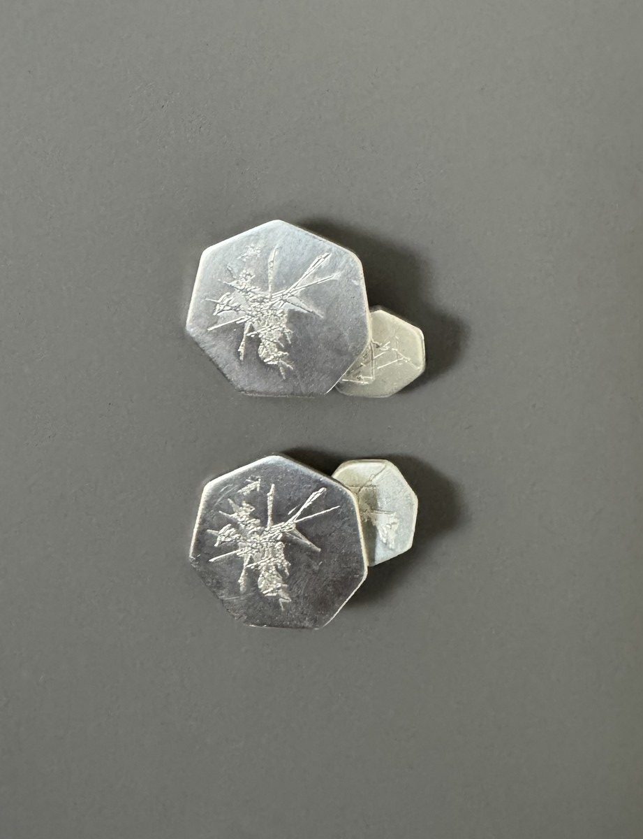 Georges MATHIEU (1921-2012). Circa 90. Boutons de manchette en argent massif 1er titre soit 925ème. Circa 1990.Signature de l’artiste sur chaque bouton. Porte le poinçon au dos de cornes d’abondance entourant le chiffre 1 suivi d’une étoile. Ce poinçon est celui utilisé par la monnaie de Paris et signifie qu’il s’agit d’argent 1er titre soit 925ème. Ces boutons font 17,6 grammes. – Image 3