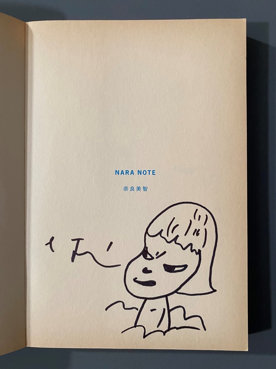 Yoshitomo NARA (Né en 1959) , Attribué à Livre « Nara Note » comportant une dédicace avec un dessin original au feutre . Signée au feutre. Editions Yoshitomo .Nara, Japon,2001.