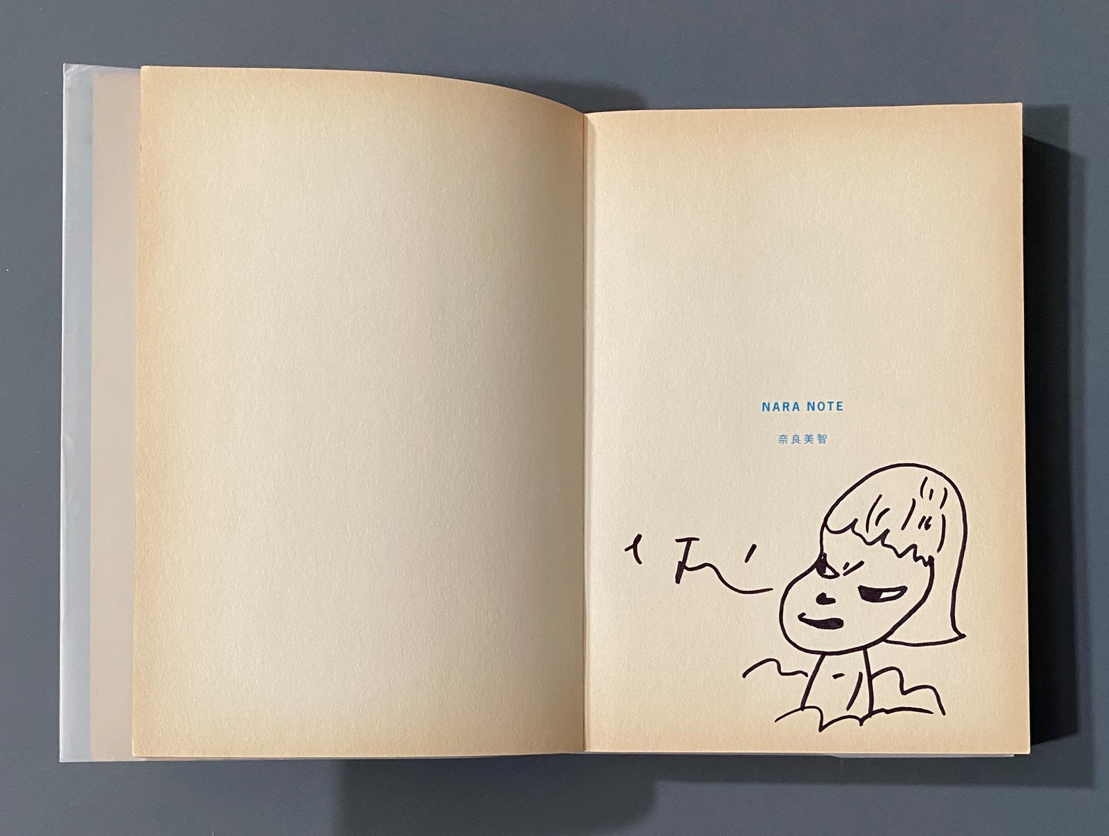 Yoshitomo NARA (Né en 1959) , Attribué à Livre « Nara Note » comportant une dédicace avec un dessin original au feutre . Signée au feutre. Editions Yoshitomo .Nara, Japon,2001. - Image 3