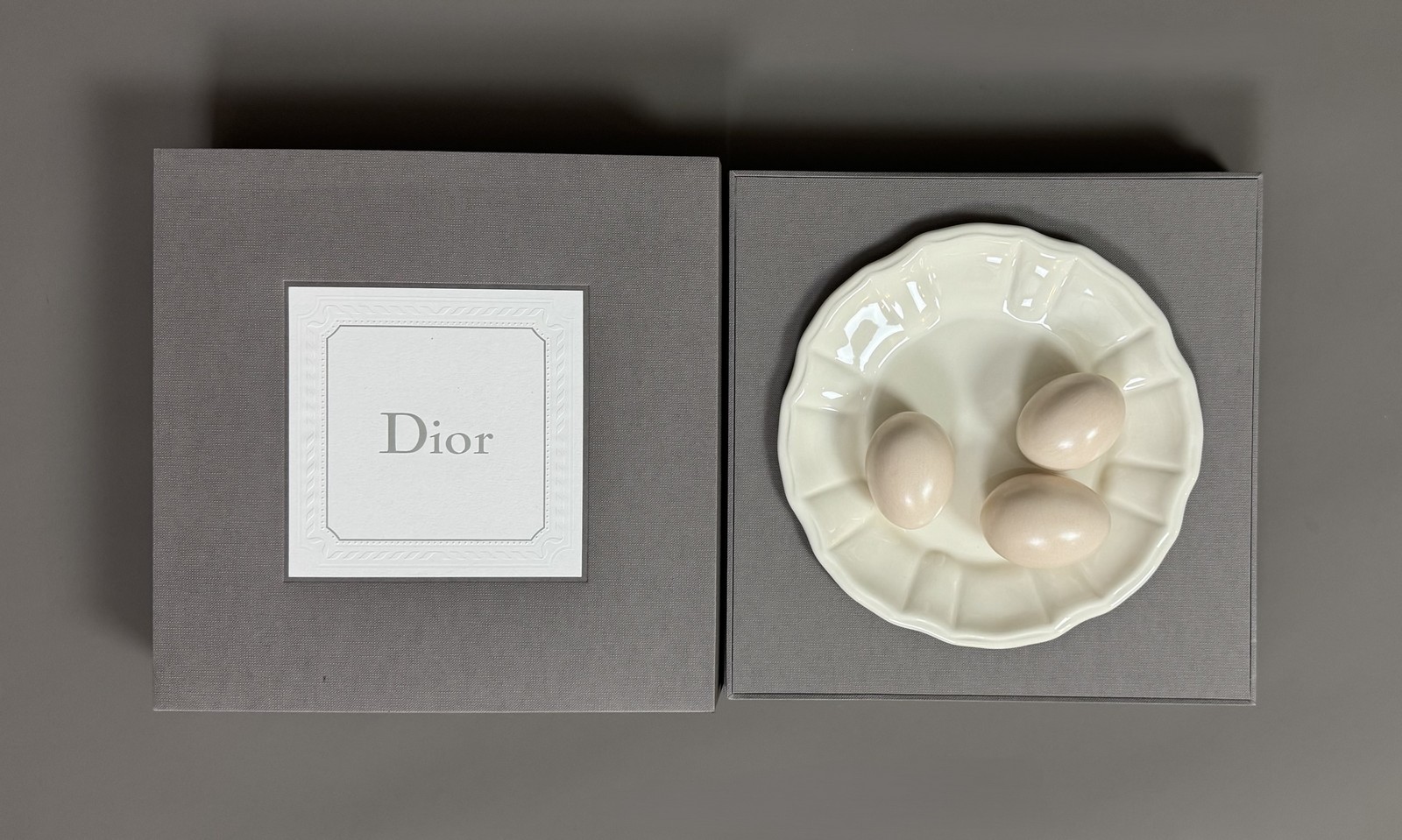 DIOR. Assiette décorative en faïence écrue à motif 3 œufs en trompe-l’œil. – Image 3
