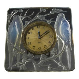 RENE LALIQUE (FRANÇAIS, 1860-1945)  Pendulette « LES INSEPARABLES ».1926