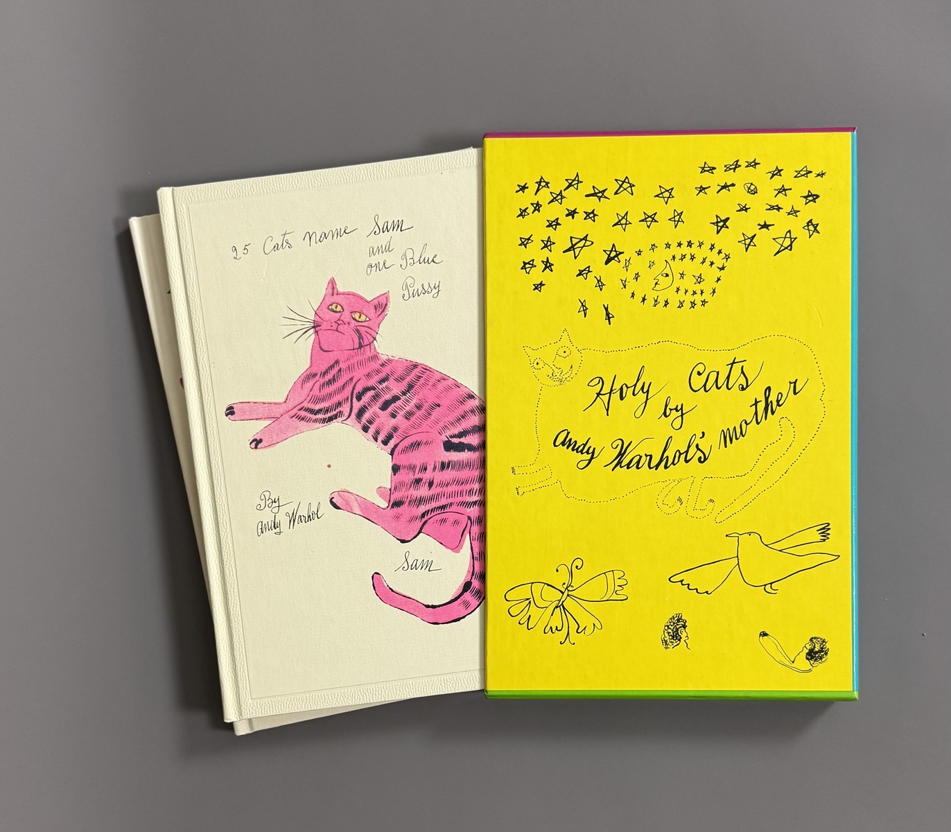 Andy WARHOL .25 Cats name Sam and one Blue Pussy. Holy Cat's (by Andy Warhol's Mother). N.Y., Panache Press, 1987, 2 vol. 8°, cart. d'édit., étui commun illustré d'éditeur. Ensemble de 2 facsimilés des années 50.