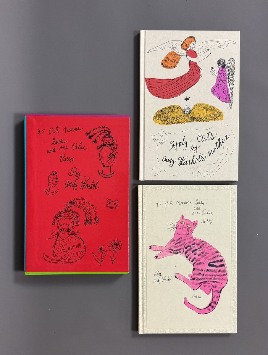 Andy WARHOL .25 Cats name Sam and one Blue Pussy. Holy Cat's (by Andy Warhol's Mother). N.Y., Panache Press, 1987, 2 vol. 8°, cart. d'édit., étui commun illustré d'éditeur. Ensemble de 2 facsimilés des années 50. - Image 2
