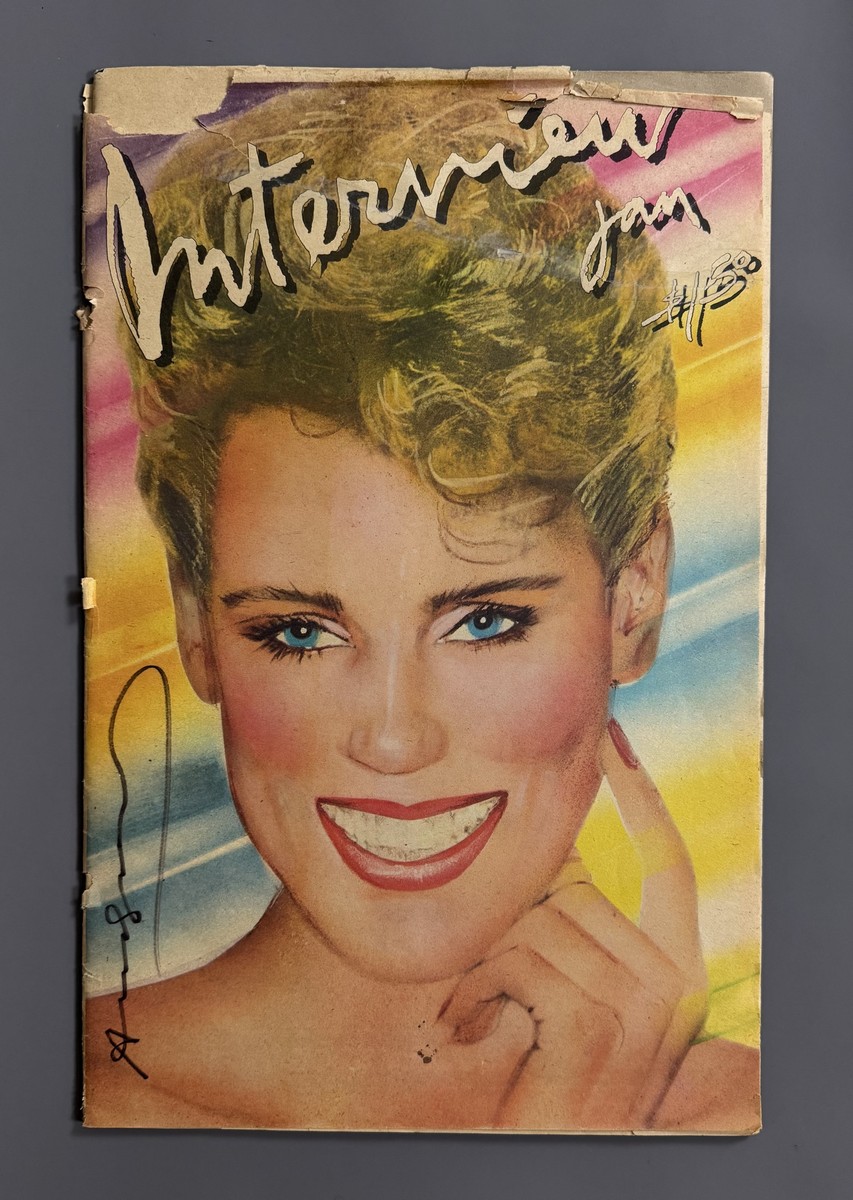 Andy WARHOL (1928-1987) Attr. Magazine INTERVIEW 1979. Magazine créé par Andy WARHOL en 1969. Couverture : Linda HUTTON . Porte une signature au feutre en couverture Attribué à Andy Warhol. En l’état.