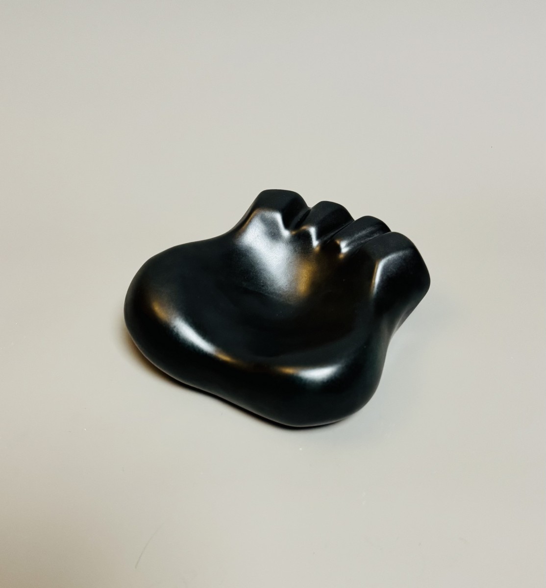 Georges JOUVE (1910 - 1964) Cendrier Patte d’ours en céramique émaillée satinée noire. Signée de l’alpha en creux sous la base. Vers 1951-1955.Date de création du modèle : 1951. – Image 2
