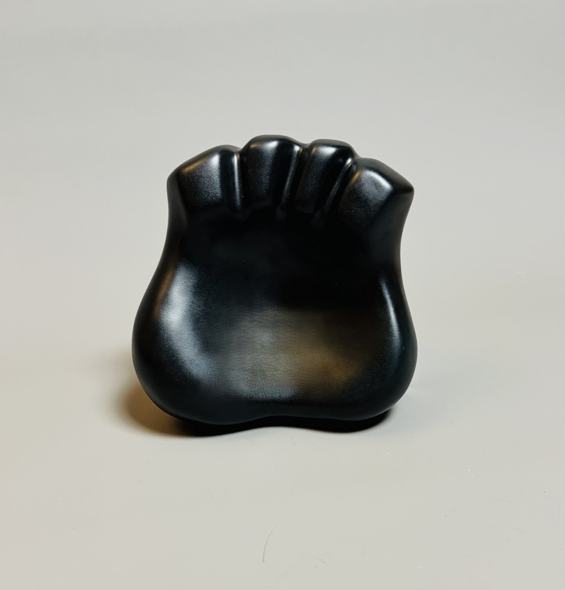 Georges JOUVE (1910 - 1964) Cendrier Patte d’ours en céramique émaillée satinée noire. Signée de l’alpha en creux sous la base. Vers 1951-1955.Date de création du modèle : 1951. – Image 4