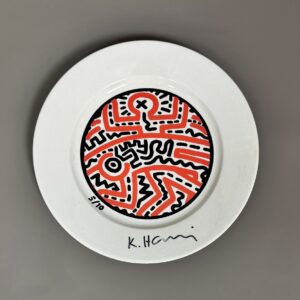 Keith HARING (1958-1990), Attribué à.   Dessin au marqueur sur une assiette en céramique blanche sérigraphiée, porte une signature, numérotée 5/10 et le cachet ‘The Estate of Keith Haring » au dos.