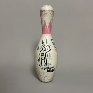 Keith HARING (1958-1990), Attribué à.  Quille de Bowling vintage portant un dessin au marqueur noir, état d'usage. Signé et daté 1988.