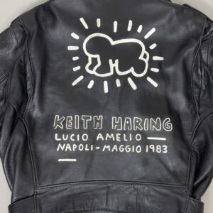 Keith HARING (1958-1990)  Blouson en cuir ‘Motorcycle’ JAPA , orné au dos d’un dessin original de Keith Haring représentant un Baby rayonnant, réalisé au feutre blanc.