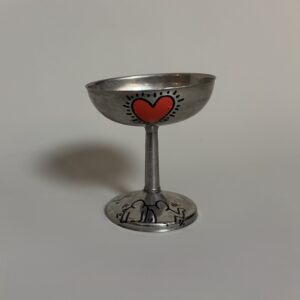 Keith HARING (1958-1990), Attribué à.   Coupe en métal argenté sérigraphié.