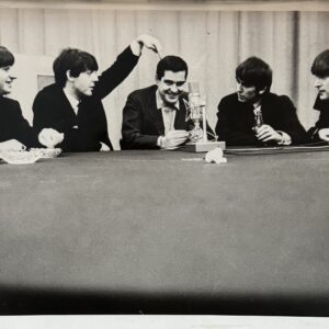 Pierre-Charles NIVIERE (XXème siècle)  Les Beatles et Daniel Filipacchi sur le tournage de l’émission « Salut les Copains », 1964.