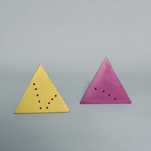 Lucio FONTANA (1899-1968) Attribué à.   Deux pyramides en métal peinte jaune et rose, ajouré de cercles épars.