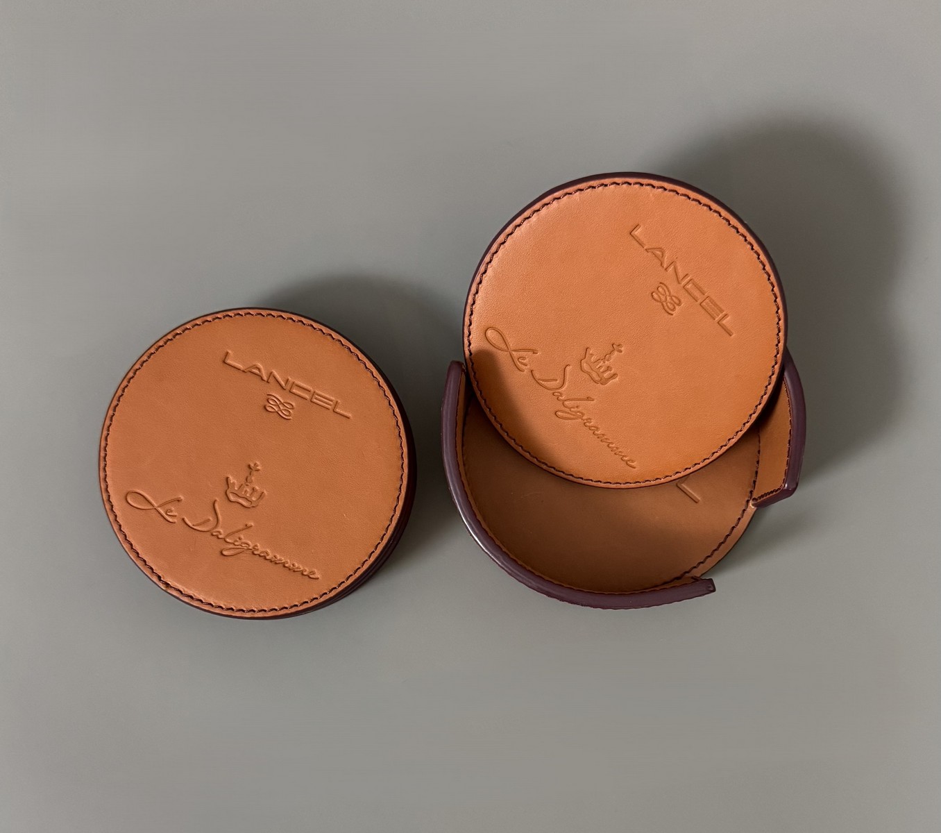 LANCEL & SALVADOR DALI (1904–1989). « Le Daligramme ». Circa 1980. Ensemble de six sous-verres en cuir de vachette et tissu embossé, édités par la maison Lancel, marqués « Le Daligramme ». – Image 2