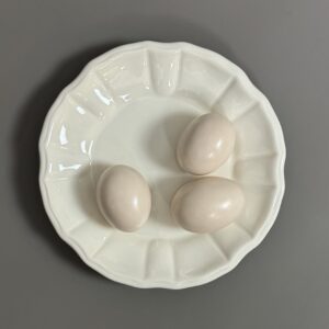 DIOR. Assiette décorative. Faïence écrue à motif 3 oeufs en trompe-l’oeil. Comme une invitation à rejoindre la table de Jonathan Anderson pour son premier défilé au sein de la maison Dior