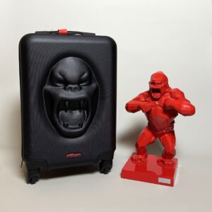 Richard ORLINSKI (Né en 1966).  Kiwikong rouge métallisé et sa valise (Chrome rouge série). Enceinte décorative inspirée de la sculpture "Wild Kong". Signé « Richard Orlinski » sur le bars droit.