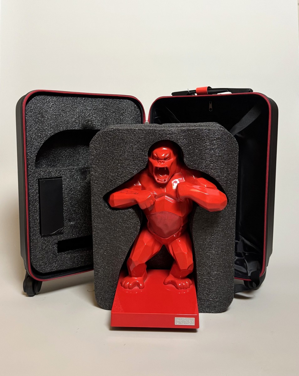 Richard ORLINSKI (Né en 1966). Kiwikong rouge métallisé et sa valise (Chrome rouge série). Enceinte décorative inspirée de la sculpture "Wild Kong". Signé « Richard Orlinski » sur le bars droit. – Image 2