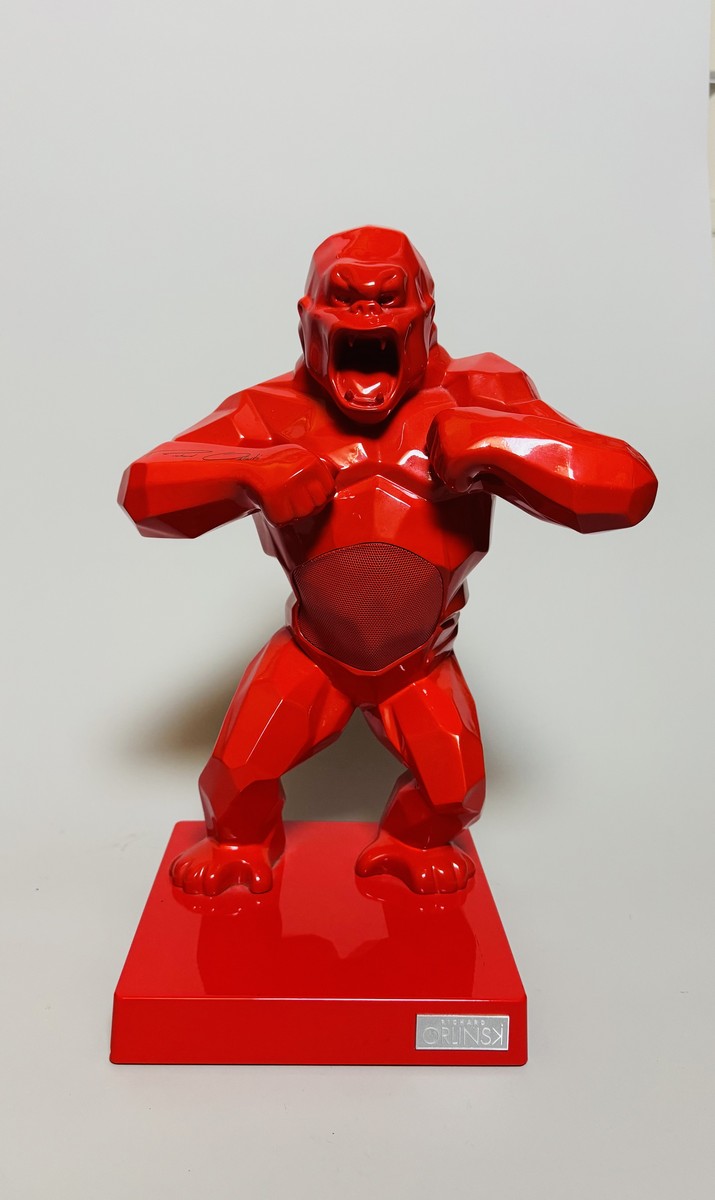 Richard ORLINSKI (Né en 1966). Kiwikong rouge métallisé et sa valise (Chrome rouge série). Enceinte décorative inspirée de la sculpture "Wild Kong". Signé « Richard Orlinski » sur le bars droit. – Image 3
