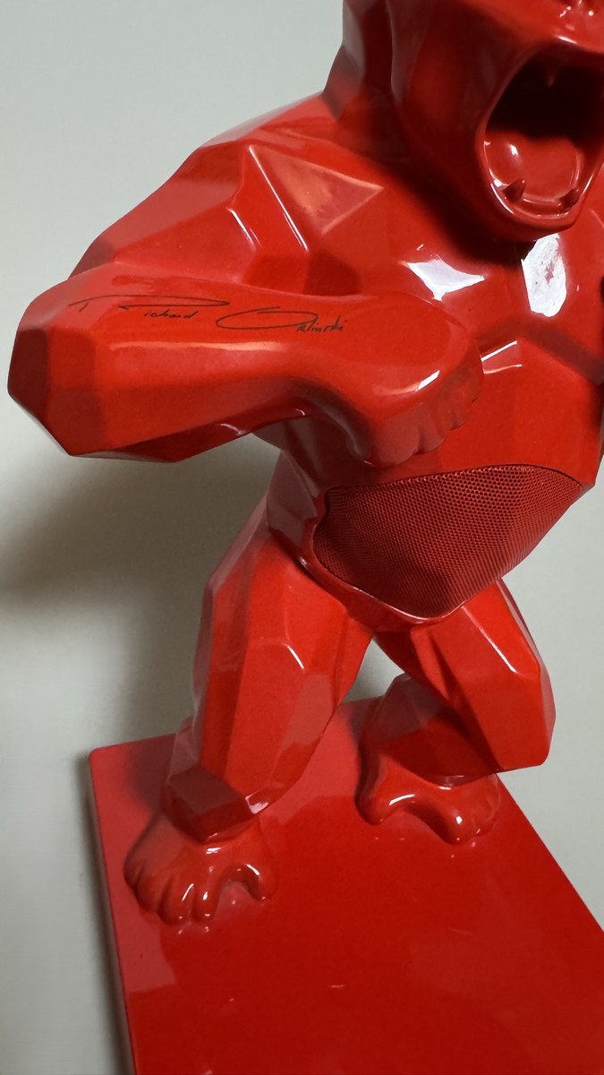 Richard ORLINSKI (Né en 1966). Kiwikong rouge métallisé et sa valise (Chrome rouge série). Enceinte décorative inspirée de la sculpture "Wild Kong". Signé « Richard Orlinski » sur le bars droit. – Image 4