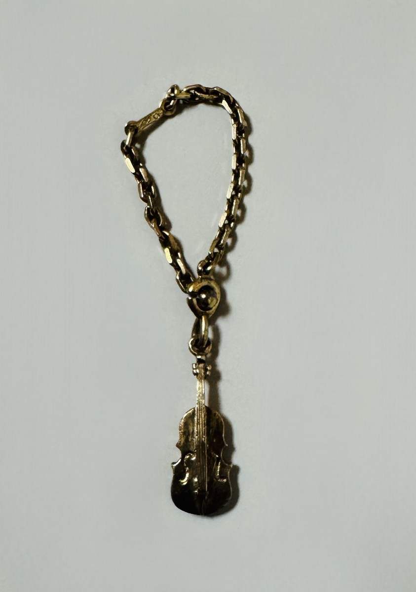 DANS LE GOÛT DE ARMAN FERNANDEZ (1928-2005) Petit violon en métal doré monté sur une chaînette, formant porte-clef.