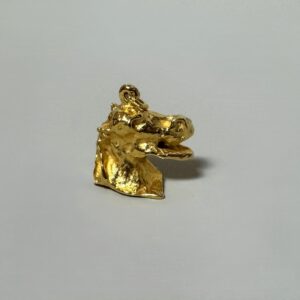 Salvador DALI (1904-1989)  « Cabeza de Cabello riendo ». 1974. Pendentif tête de cheval riant en bronze doré à l’or fin. Signé « Dali » en creux en-dessous.