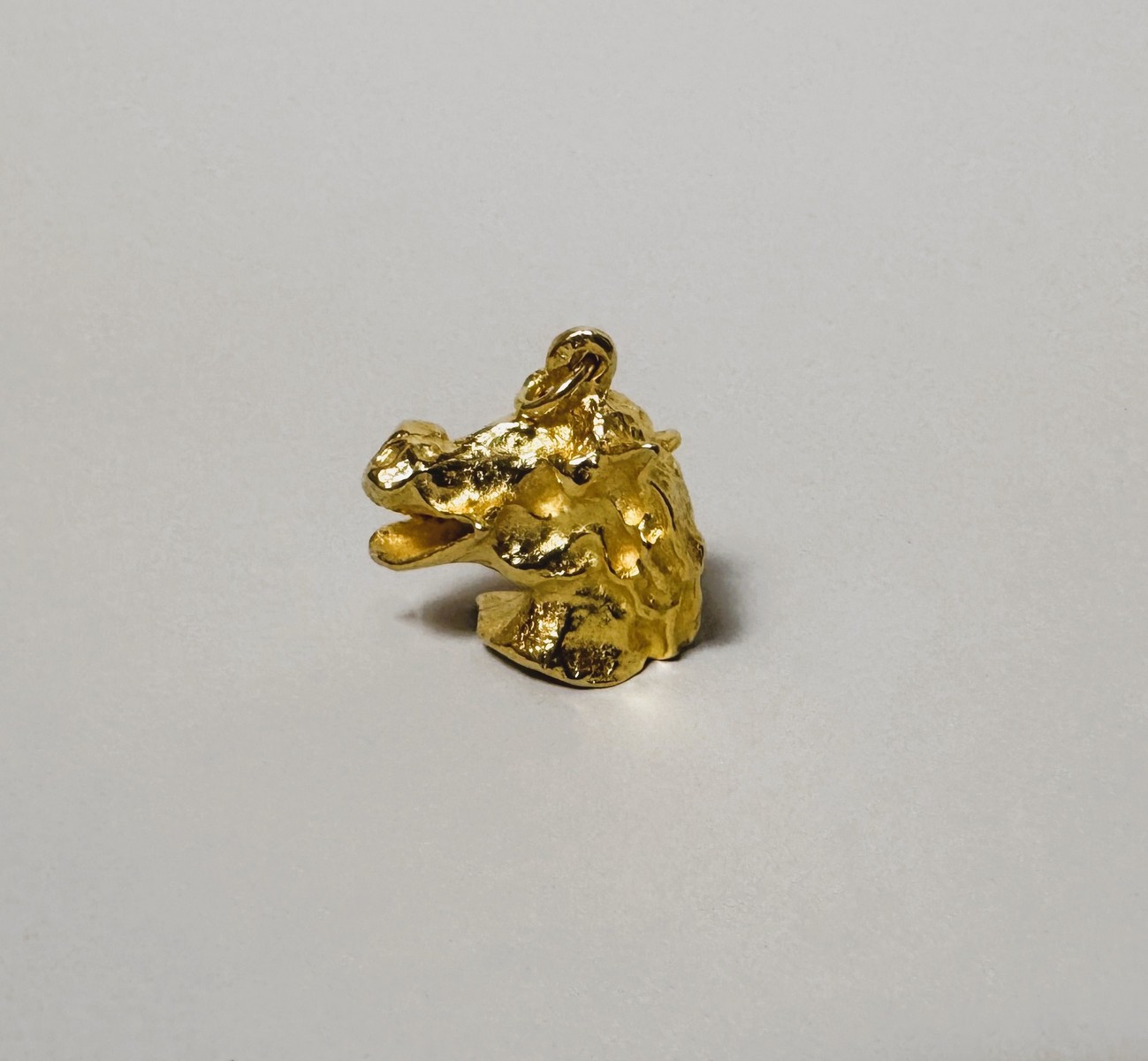 Salvador DALI (1904-1989) « Cabeza de Cabello riendo ». 1974. Pendentif tête de cheval riant en bronze doré à l’or fin. Signé « Dali » en creux en-dessous. – Image 2