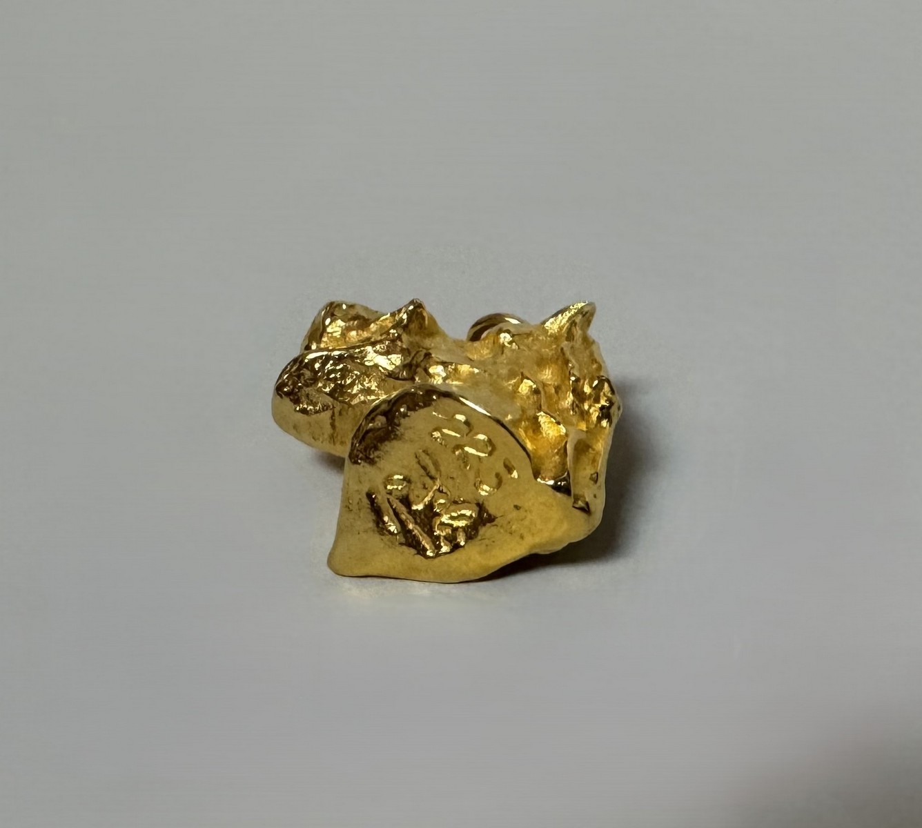 Salvador DALI (1904-1989) « Cabeza de Cabello riendo ». 1974. Pendentif tête de cheval riant en bronze doré à l’or fin. Signé « Dali » en creux en-dessous. – Image 3