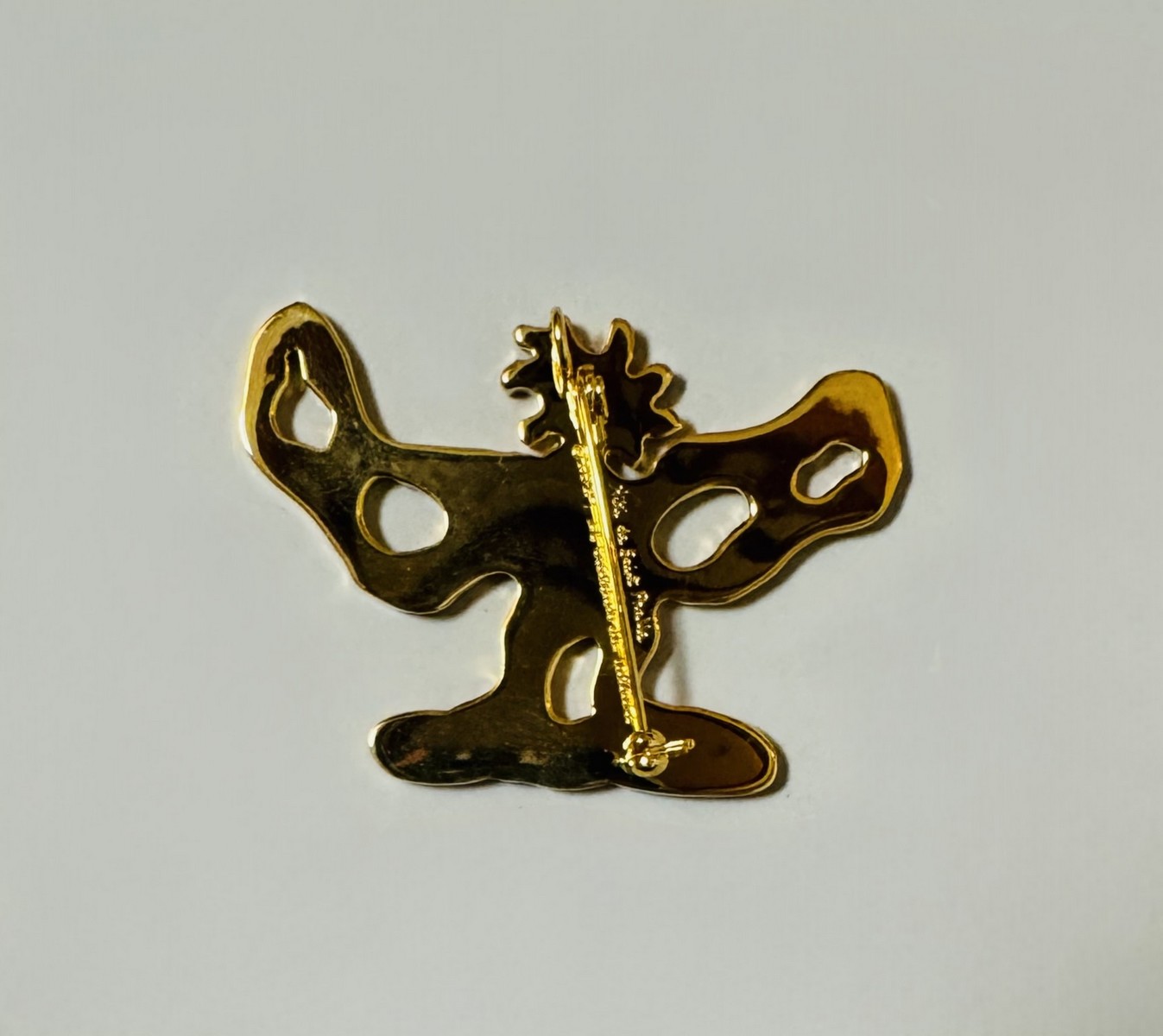 Niki de SAINT PHALLE (1930-2002) d’après. « Oiseau de feu » Broche-pendentif en métal doré et émail polychrome. Signée « Niki de Saint Phalle au dos ». – Image 2