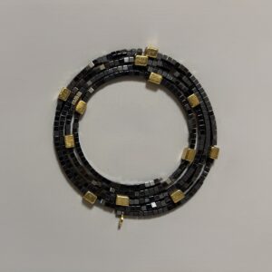 CHRISTIAN DIOR. Collier ras du cou en perles d’hématites et perles dorées