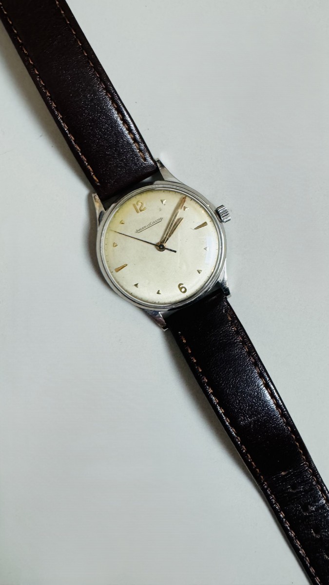 JAEGER LECOULTRE. Montre bracelet, boîtier rond en métal argenté , cadran argenté à index et chiffres arabes, bracelet de cuir noir et boucle ardillon en métal (rapportés). – Image 2