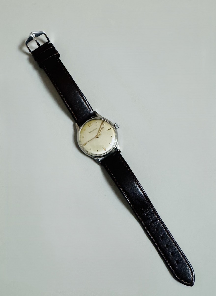 JAEGER LECOULTRE. Montre bracelet, boîtier rond en métal argenté , cadran argenté à index et chiffres arabes, bracelet de cuir noir et boucle ardillon en métal (rapportés). – Image 3