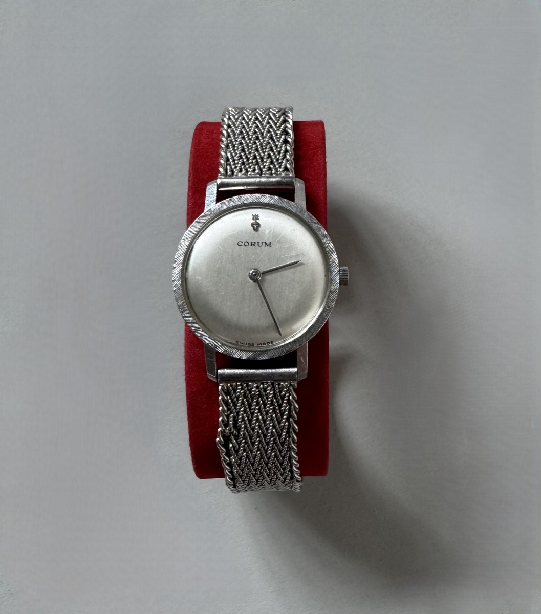 CORUM vers 1970, Montre bracelet en or gris, cadran argent, fond clippé. Aiguilles batons. Mouvement mécanique. Bracelet souple en or gris tressé. Poids brut : 38 gr. – Image 2