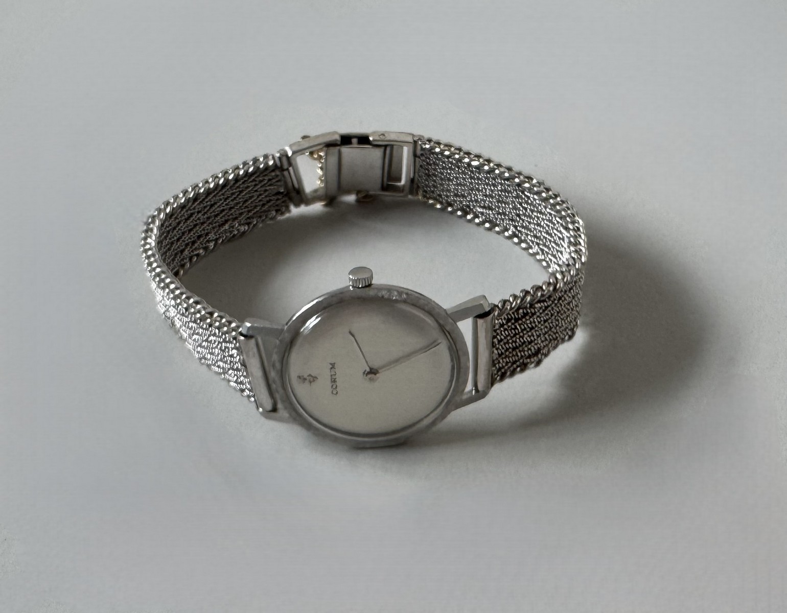 CORUM vers 1970, Montre bracelet en or gris, cadran argent, fond clippé. Aiguilles batons. Mouvement mécanique. Bracelet souple en or gris tressé. Poids brut : 38 gr. – Image 3