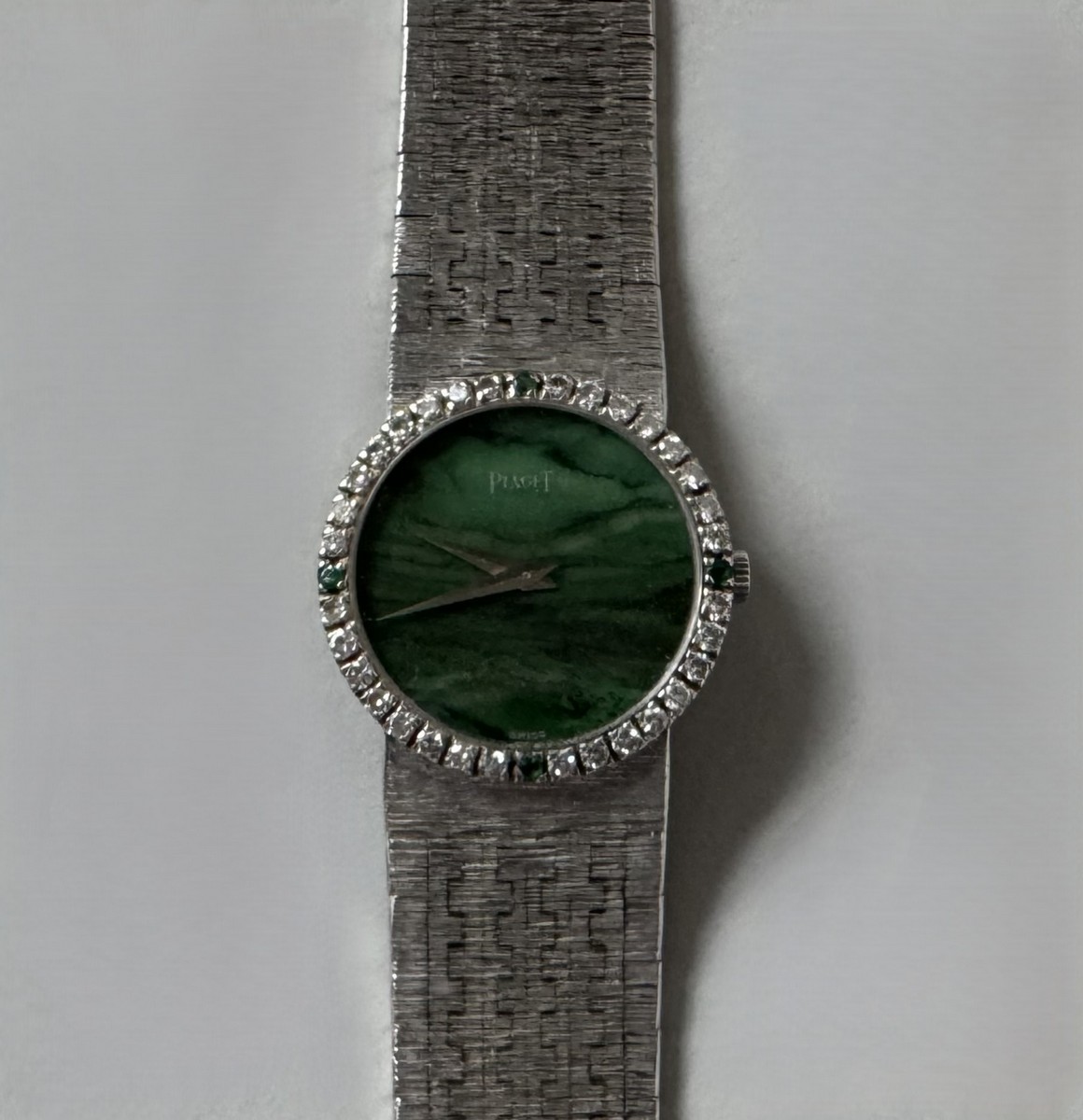 PIAGET. Vers 1970. Montre bracelet pour femme en or blanc 18k (750), lunette sertie de 32 diamants taille brillant et 4 émeraudes, – Image 2