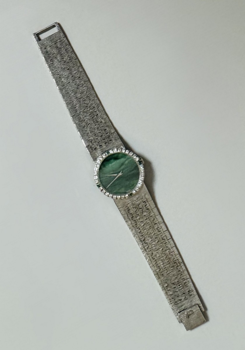 PIAGET. Vers 1970. Montre bracelet pour femme en or blanc 18k (750), lunette sertie de 32 diamants taille brillant et 4 émeraudes, – Image 3
