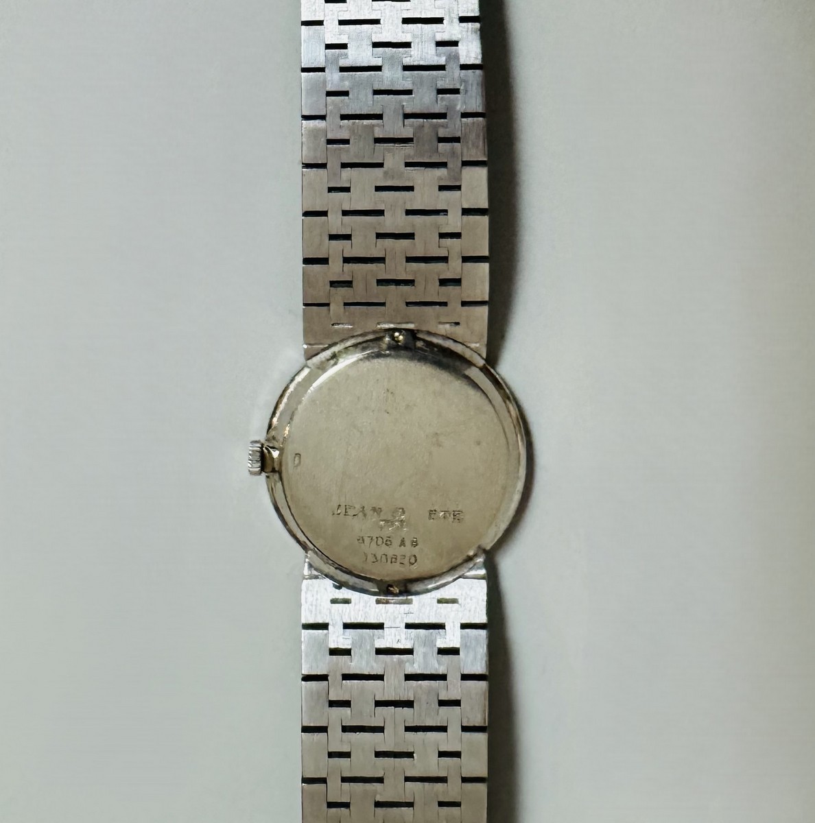 PIAGET. Vers 1970. Montre bracelet pour femme en or blanc 18k (750), lunette sertie de 32 diamants taille brillant et 4 émeraudes, – Image 4