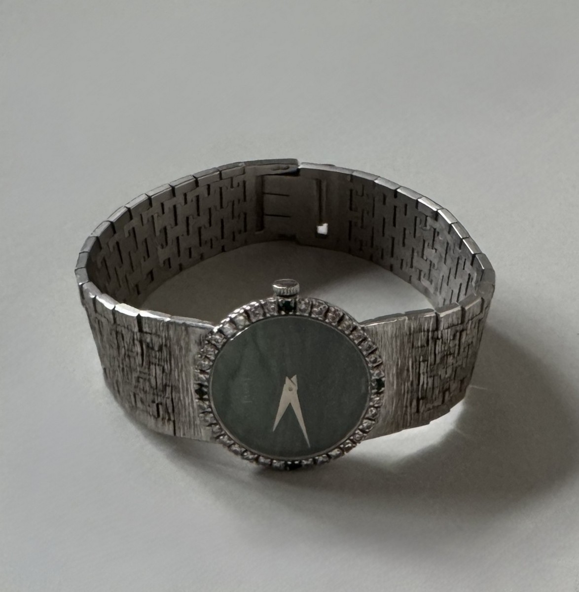 PIAGET. Vers 1970. Montre bracelet pour femme en or blanc 18k (750), lunette sertie de 32 diamants taille brillant et 4 émeraudes, – Image 5