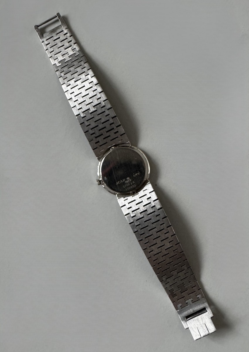 PIAGET. Vers 1970. Montre bracelet pour femme en or blanc 18k (750), lunette sertie de 32 diamants taille brillant et 4 émeraudes, – Image 6