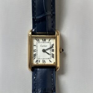 CARTIER. MontreTank. Montre bracelet pour femme en plaqué or « Electroplated l 18K », boîtier rectangle. Cadran peint couleur ivoire signé avec index chiffres romains.