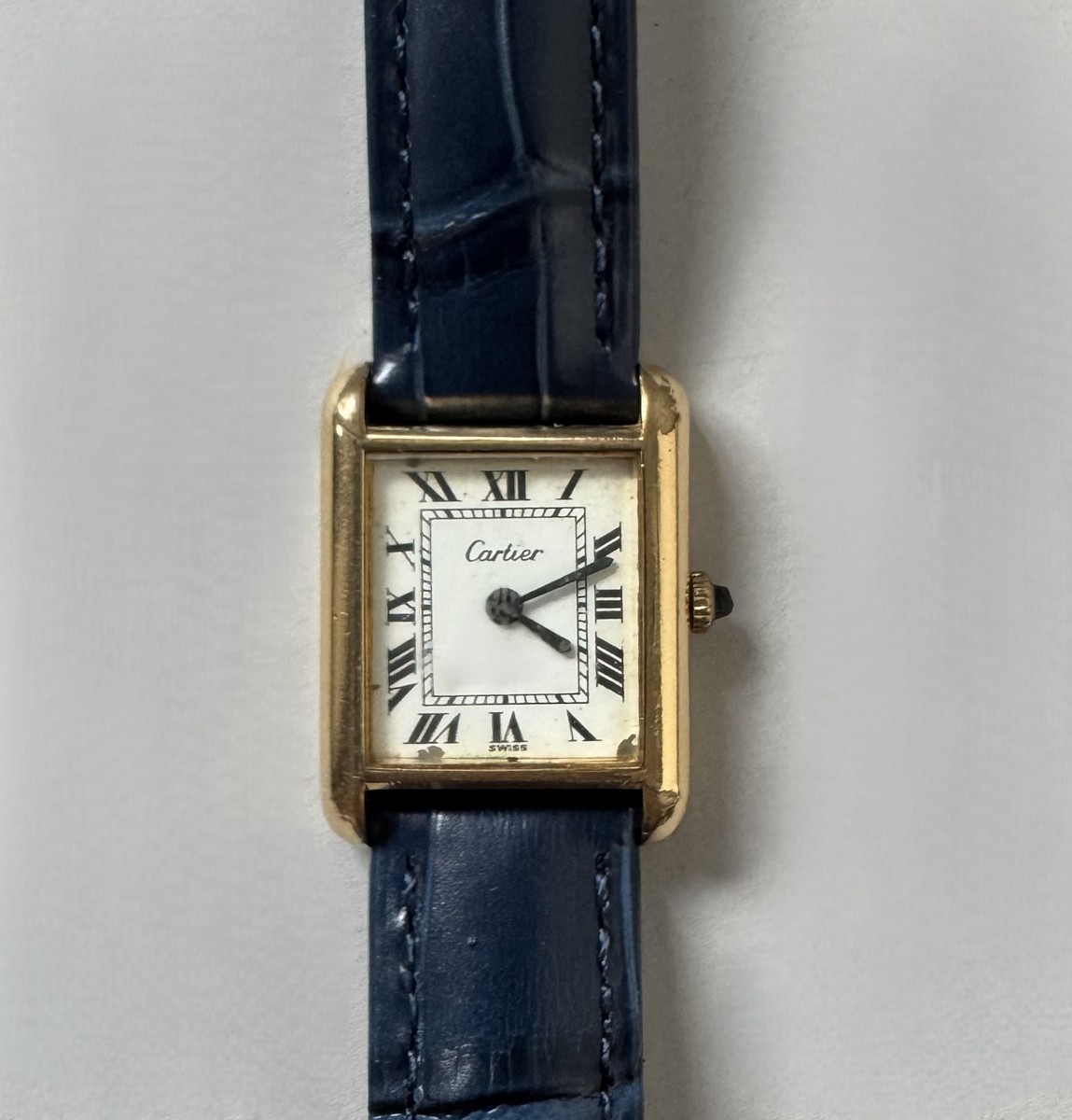 CARTIER. MontreTank. Montre bracelet pour femme en plaqué or « Electroplated l 18K », boîtier rectangle. Cadran peint couleur ivoire signé avec index chiffres romains.