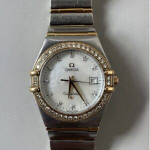 OMEGA CONSTELLATION. Montre bracelet de femme en acier et or 18K (750 millièmes), cadran nacre, index formés de 12 diamants taille brillant,