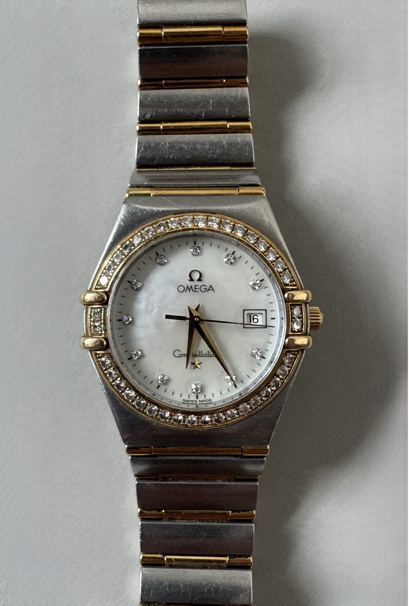 OMEGA CONSTELLATION. Montre bracelet de femme en acier et or 18K (750 millièmes), cadran nacre, index formés de 12 diamants taille brillant,