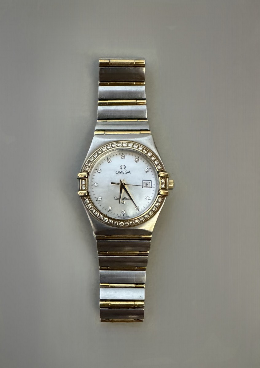 OMEGA CONSTELLATION. Montre bracelet de femme en acier et or 18K (750 millièmes), cadran nacre, index formés de 12 diamants taille brillant, – Image 2